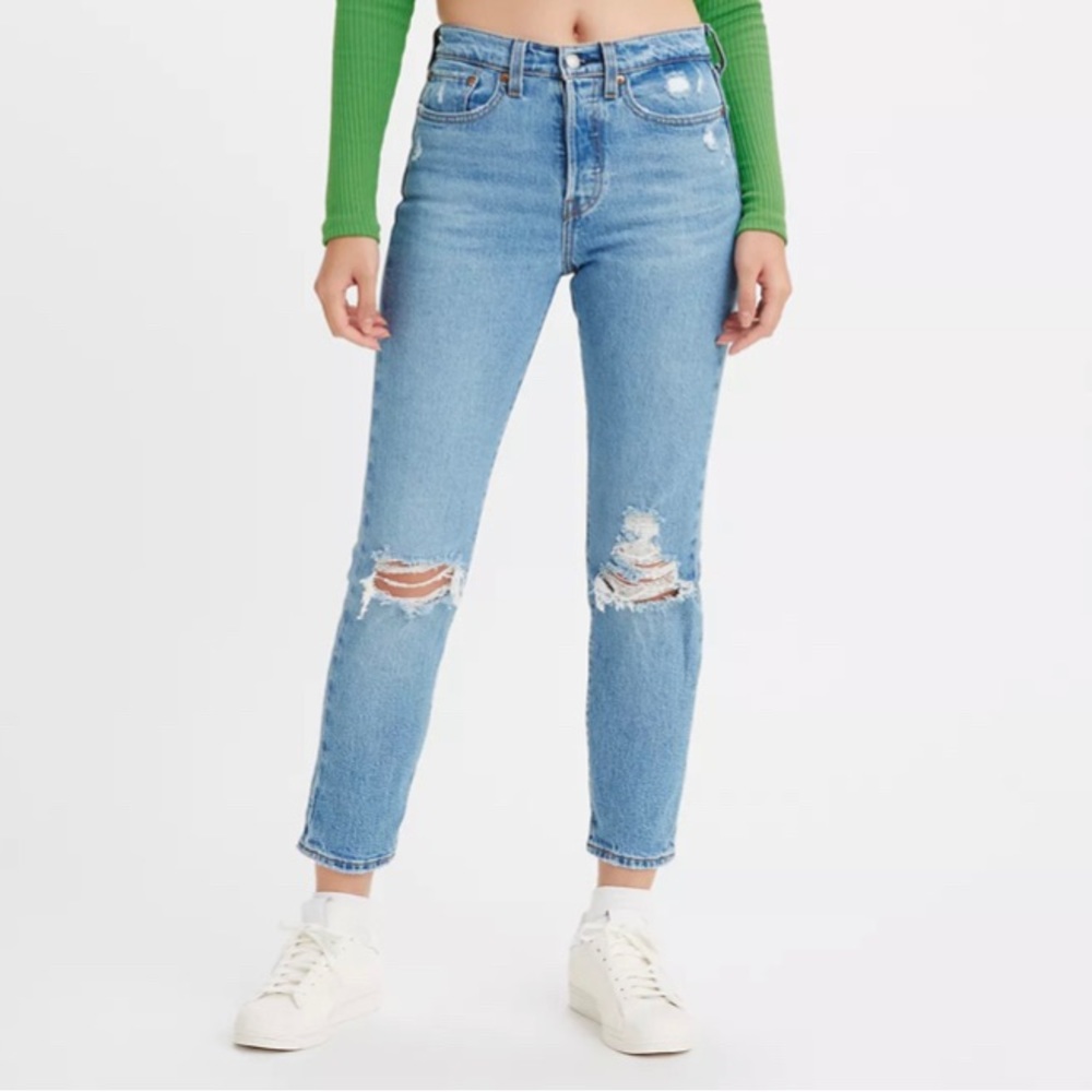 Levi’s Wedgie straight leg jeans. Button fly.